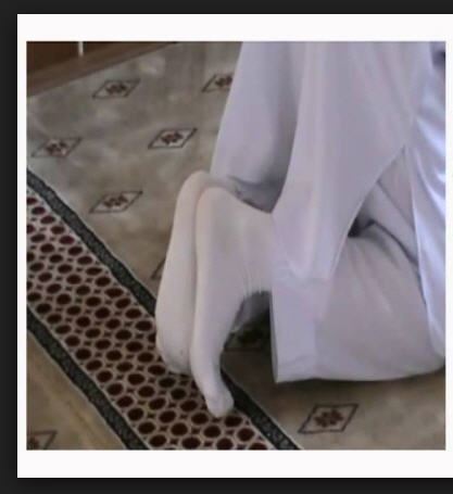 Namaz kılarken ayakların durumu