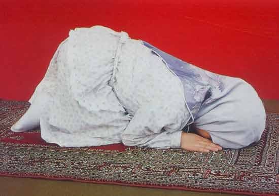 Kadınlar secde yaparken kolların ve dirseklerin durumu nasıl olmalıdır ?