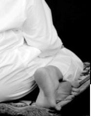 Dizi ağrıdığı için Teşehhüde oturamayan nasıl namaz kılar?