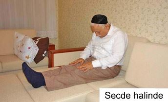 Dizi ağrıdığı için Teşehhüde oturamayan nasıl namaz kılar?