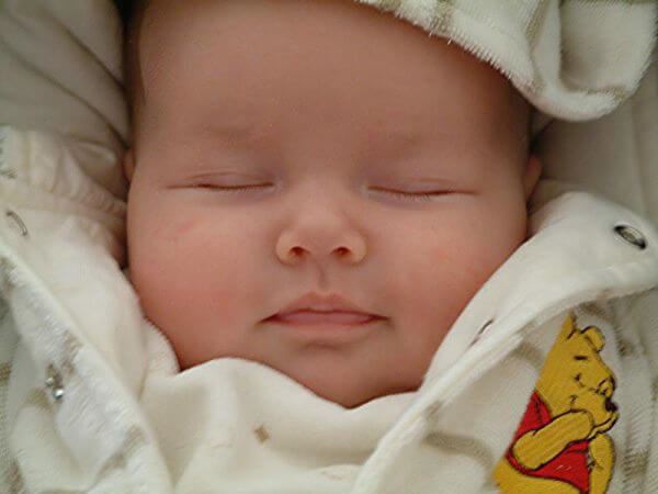 Yeni doğan bebekler neden güler?